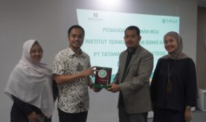 Wakil Rektor 1 Kalla Institute, Anhar Januar Malik, S.E., M.Sc dan Direktur PT Tatanara Logos Strategis, Ade Kurniawan, S.H. menandatangani nota kesepahaman (MoU) di ruang Auditorium Kalla Institute, beberapa waktu lalu.