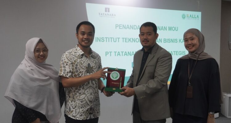 Wakil Rektor 1 Kalla Institute, Anhar Januar Malik, S.E., M.Sc dan Direktur PT Tatanara Logos Strategis, Ade Kurniawan, S.H. menandatangani nota kesepahaman (MoU) di ruang Auditorium Kalla Institute, beberapa waktu lalu.