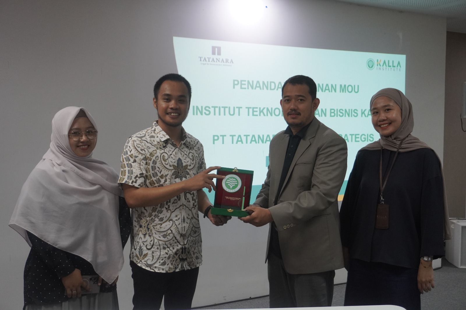 Wakil Rektor 1 Kalla Institute, Anhar Januar Malik, S.E., M.Sc dan Direktur PT Tatanara Logos Strategis, Ade Kurniawan, S.H. menandatangani nota kesepahaman (MoU) di ruang Auditorium Kalla Institute, beberapa waktu lalu.