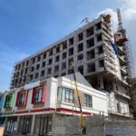 Konstruksi Hotel Azana Style Morowali yang berlokasi di Kompleks Ruko PMS Plaza, Fatufia, Kecamatan Bahodopi, Kabupaten Morowali, Sulawesi Tengah. Kalla Beton turut mendukung proyek pembangunan ini dengan menyuplai material selama Agustus 2025-Mei 2026.