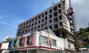 Konstruksi Hotel Azana Style Morowali yang berlokasi di Kompleks Ruko PMS Plaza, Fatufia, Kecamatan Bahodopi, Kabupaten Morowali, Sulawesi Tengah. Kalla Beton turut mendukung proyek pembangunan ini dengan menyuplai material selama Agustus 2025-Mei 2026.