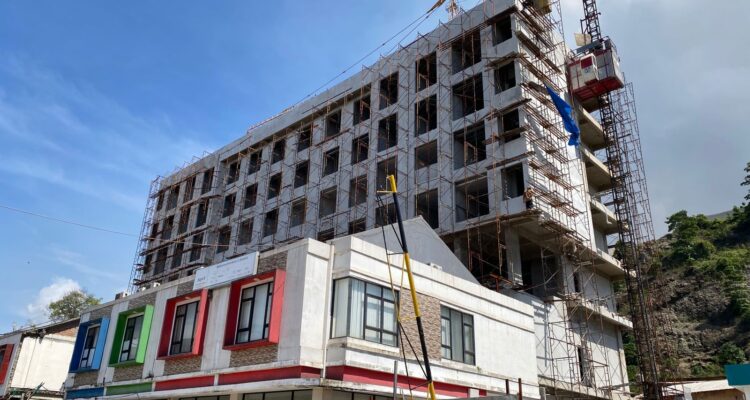 Konstruksi Hotel Azana Style Morowali yang berlokasi di Kompleks Ruko PMS Plaza, Fatufia, Kecamatan Bahodopi, Kabupaten Morowali, Sulawesi Tengah. Kalla Beton turut mendukung proyek pembangunan ini dengan menyuplai material selama Agustus 2025-Mei 2026.