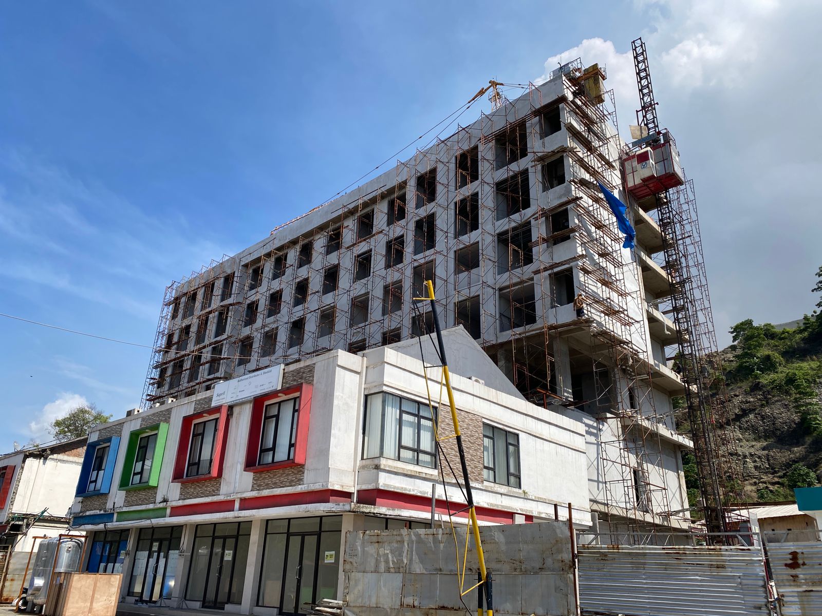 Konstruksi Hotel Azana Style Morowali yang berlokasi di Kompleks Ruko PMS Plaza, Fatufia, Konstruksi Hotel Azana Style Morowali yang berlokasi di Kompleks Ruko PMS Plaza, Fatufia, Kecamatan Bahodopi, Kabupaten Morowali, Sulawesi Tengah. Kalla Beton turut mendukung proyek pembangunan ini dengan menyuplai material selama Agustus 2025-Mei 2026.