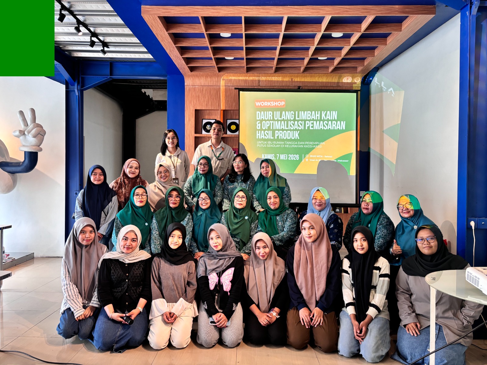 Para kader TP PKK Kelurahan Kassi-Kassi mengikuti workshop bertajuk "Daur Ulang Limbah Kain dan Optimalisasi Pemasaran Hasil Produk untuk Ibu Rumah Tangga dan Perempuan Putus Sekolah" di di Vaan Sky, Hertasning, pekan lalu.