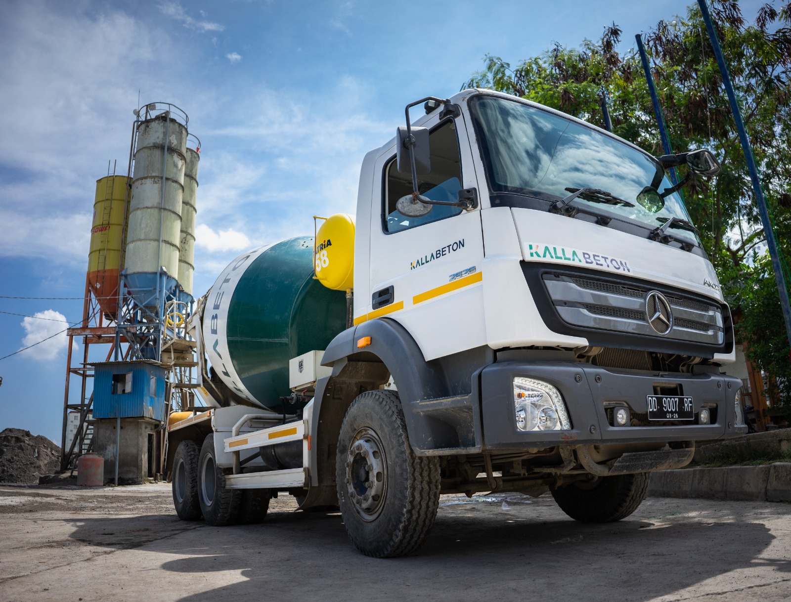Potret armada ready mix Kalla Beton. Produk ini kembali dipercaya dalam pembangunan Proyek Strategis Nasional (PSN), Sekolah Garuda di Kota Kendari, Sulawesi Tenggara tahun ini.