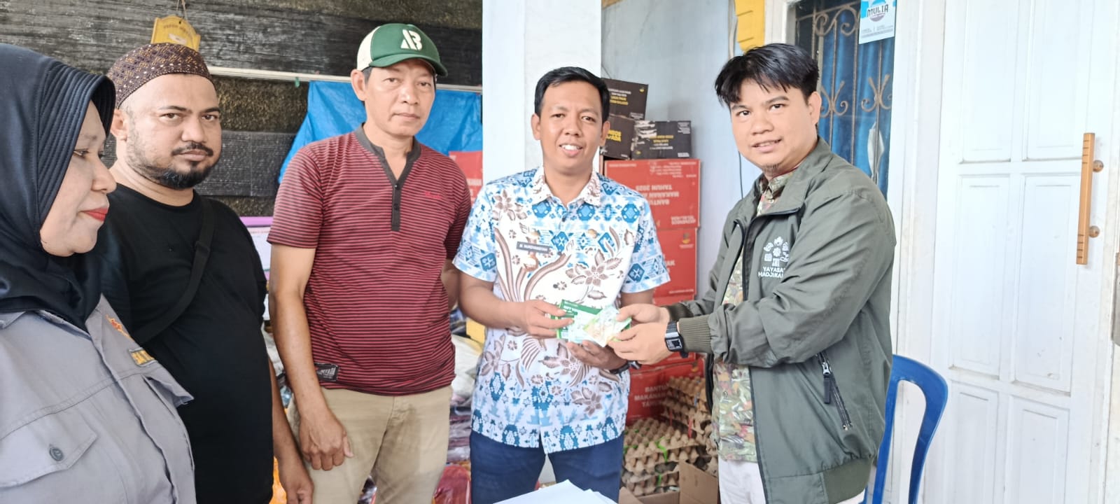 Tim Program Humanity and Environment Lembaga Amil Zakat (LAZ) Hadji Kalla menyerahkan bantuan berupa voucher belanja kepada warga pasca kebakaran yang terjadi di Jalan Angkasa/Jalan H. Kalla Lorong 1, Kelurahan Panaikang, Kecamatan Panakkukang, Kamis (18/6/2026).
