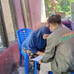 Tim Program Humanity and Environment Lembaga Amil Zakat (LAZ) Hadji Kalla menyerahkan bantuan berupa voucher belanja kepada warga pasca kebakaran yang terjadi di Jalan Angkasa/Jalan H. Kalla Lorong 1, Kelurahan Panaikang, Kecamatan Panakkukang, Kamis (18/6/2026).