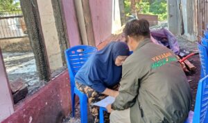 Tim Program Humanity and Environment Lembaga Amil Zakat (LAZ) Hadji Kalla menyerahkan bantuan berupa voucher belanja kepada warga pasca kebakaran yang terjadi di Jalan Angkasa/Jalan H. Kalla Lorong 1, Kelurahan Panaikang, Kecamatan Panakkukang, Kamis (18/6/2026).