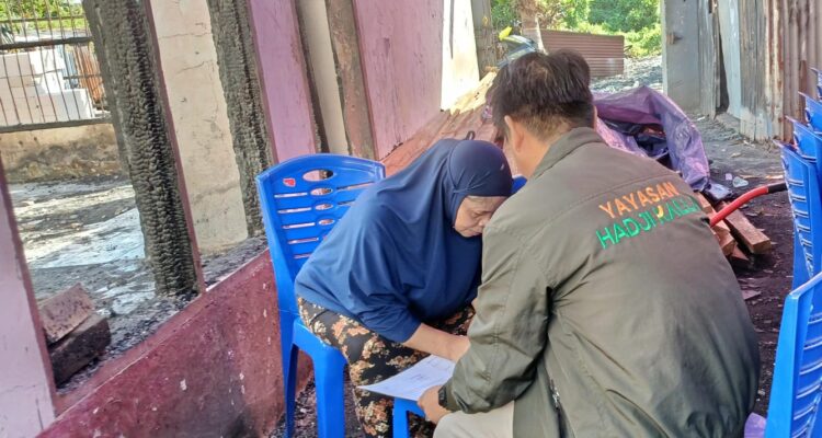 Tim Program Humanity and Environment Lembaga Amil Zakat (LAZ) Hadji Kalla menyerahkan bantuan berupa voucher belanja kepada warga pasca kebakaran yang terjadi di Jalan Angkasa/Jalan H. Kalla Lorong 1, Kelurahan Panaikang, Kecamatan Panakkukang, Kamis (18/6/2026).