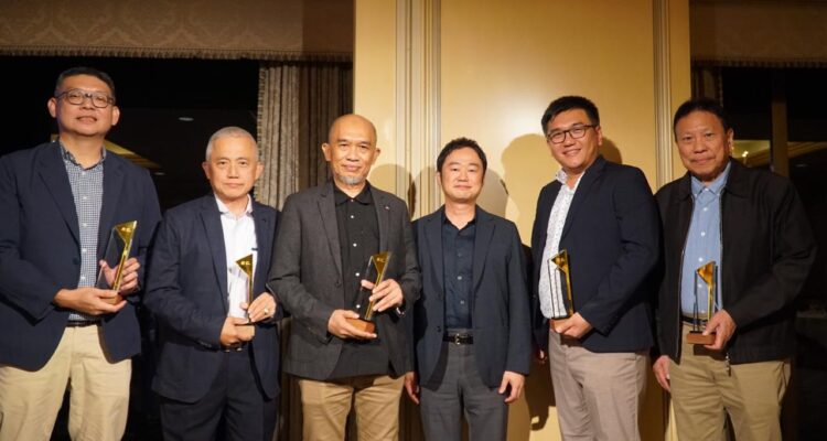 Chief Executive Officer Kalla Translog, Andi Muhammad Gunawan, menerima penghargaan Platinum Fleet Toyota di Jepang, Jumat (12/6/2026) lalu.