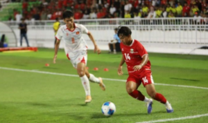 Pemain timnas U19 Indonesia Fabio Azkairawan (kanan) menggiring bola pada laga Piala AFF U19 2026 di Stadion Utama Sumatera Utara, Deli Serdang, Minggu (7/6/2026)
