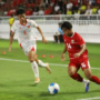 Pemain timnas U19 Indonesia Fabio Azkairawan (kanan) menggiring bola pada laga Piala AFF U19 2026 di Stadion Utama Sumatera Utara, Deli Serdang, Minggu (7/6/2026)