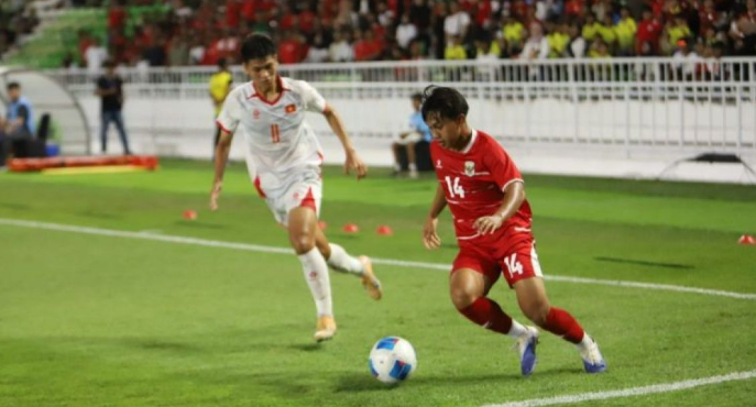 TImnas U 19 Pemain timnas U19 Indonesia Fabio Azkairawan (kanan) menggiring bola pada laga Piala AFF U19 2026 di Stadion Utama Sumatera Utara, Deli Serdang, Minggu (7/6/2026)
