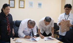 Rektor Kalla Institute, Syamril dan General Manager PT Pelabuhan Indonesia (Persero) Regional 4 Makassar, Iwan Sjarifuddin melakukan penandatangan MoU di di Kantor Pelindo Regional 4 Makassar, Senin (6/7/2026) lalu.