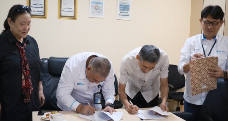 Rektor Kalla Institute, Syamril dan General Manager PT Pelabuhan Indonesia (Persero) Regional 4 Makassar, Iwan Sjarifuddin melakukan penandatangan MoU di di Kantor Pelindo Regional 4 Makassar, Senin (6/7/2026) lalu.