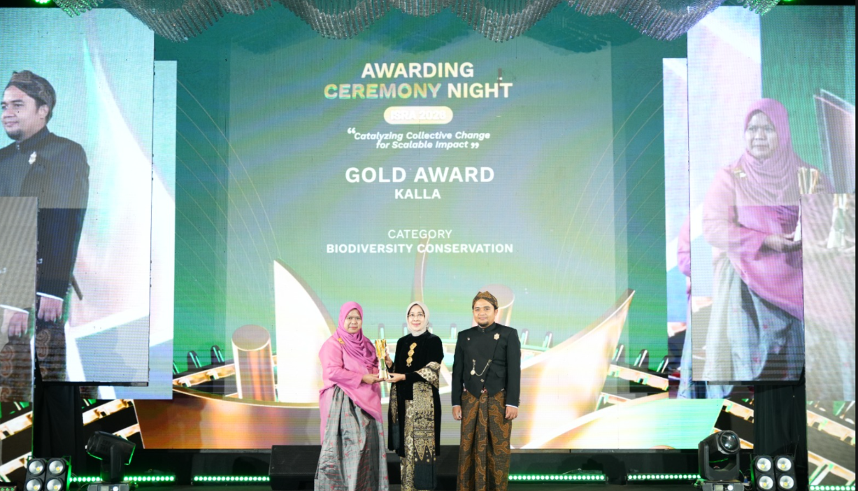 Mewakili manejemen KALLA, Andi Nuraisyah selaku Sustainability Management Senior Officer menerima penghargaan Gold untuk kategori Biodiversity Conservation dalam Awarding Ceremony Night ISRA 2026 di Swiss-Bell Hotel Surakarta, Kamis (6/8/2026) lalu.