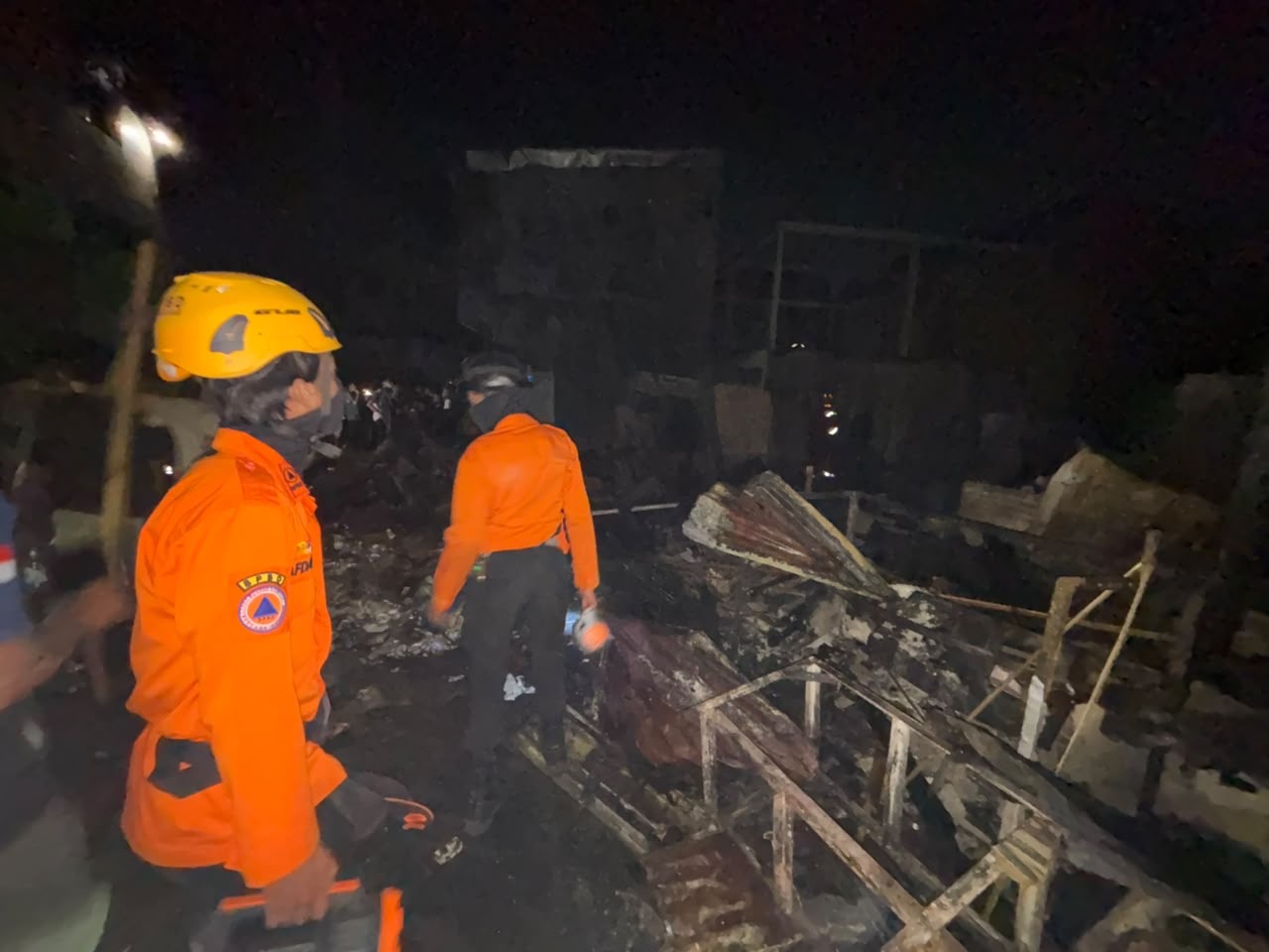 Kebakaran melanda kawasan permukiman padat di Jalan Kandea 3 Lorong 2 dan Lorong 3, Kelurahan Baraya, Kecamatan Bontoala, Kota Makassar, Senin (10/8/2026) malam.
