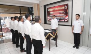 Direktorat Reserse Kriminal Umum (Ditreskrimum) Polda Sulawesi Selatan menggelar kegiatan Serah Terima Jabatan (Sertijab) sejumlah pejabat di lingkungan Ditreskrimum Polda Sulsel. Direktorat Reserse Kriminal Umum (Ditreskrimum) Polda Sulawesi Selatan menggelar kegiatan Serah Terima Jabatan (Sertijab) sejumlah pejabat di lingkungan Ditreskrimum Polda Sulsel.