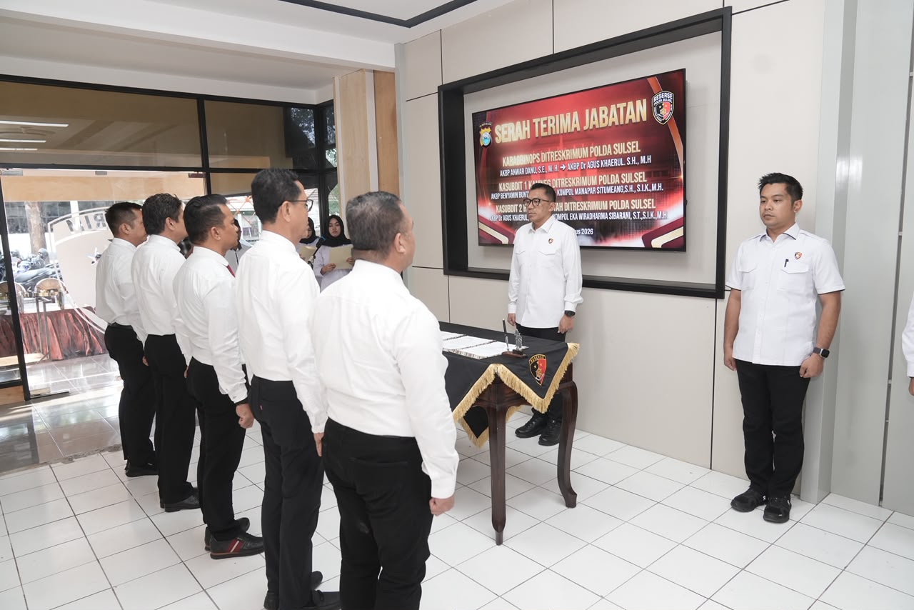 Direktorat Reserse Kriminal Umum (Ditreskrimum) Polda Sulawesi Selatan menggelar kegiatan Serah Terima Jabatan (Sertijab) sejumlah pejabat di lingkungan Ditreskrimum Polda Sulsel. Direktorat Reserse Kriminal Umum (Ditreskrimum) Polda Sulawesi Selatan menggelar kegiatan Serah Terima Jabatan (Sertijab) sejumlah pejabat di lingkungan Ditreskrimum Polda Sulsel.
