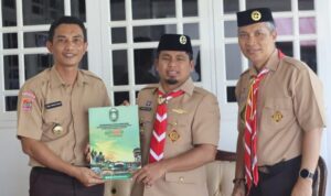 wali-kota-parepare-tasming-hamid-menyerahkan-sk-plt-kadisdikbud-ke-dede-harirustaman-1768479522639_169