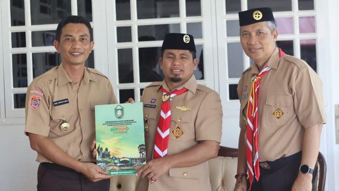 wali-kota-parepare-tasming-hamid-menyerahkan-sk-plt-kadisdikbud-ke-dede-harirustaman-1768479522639_169