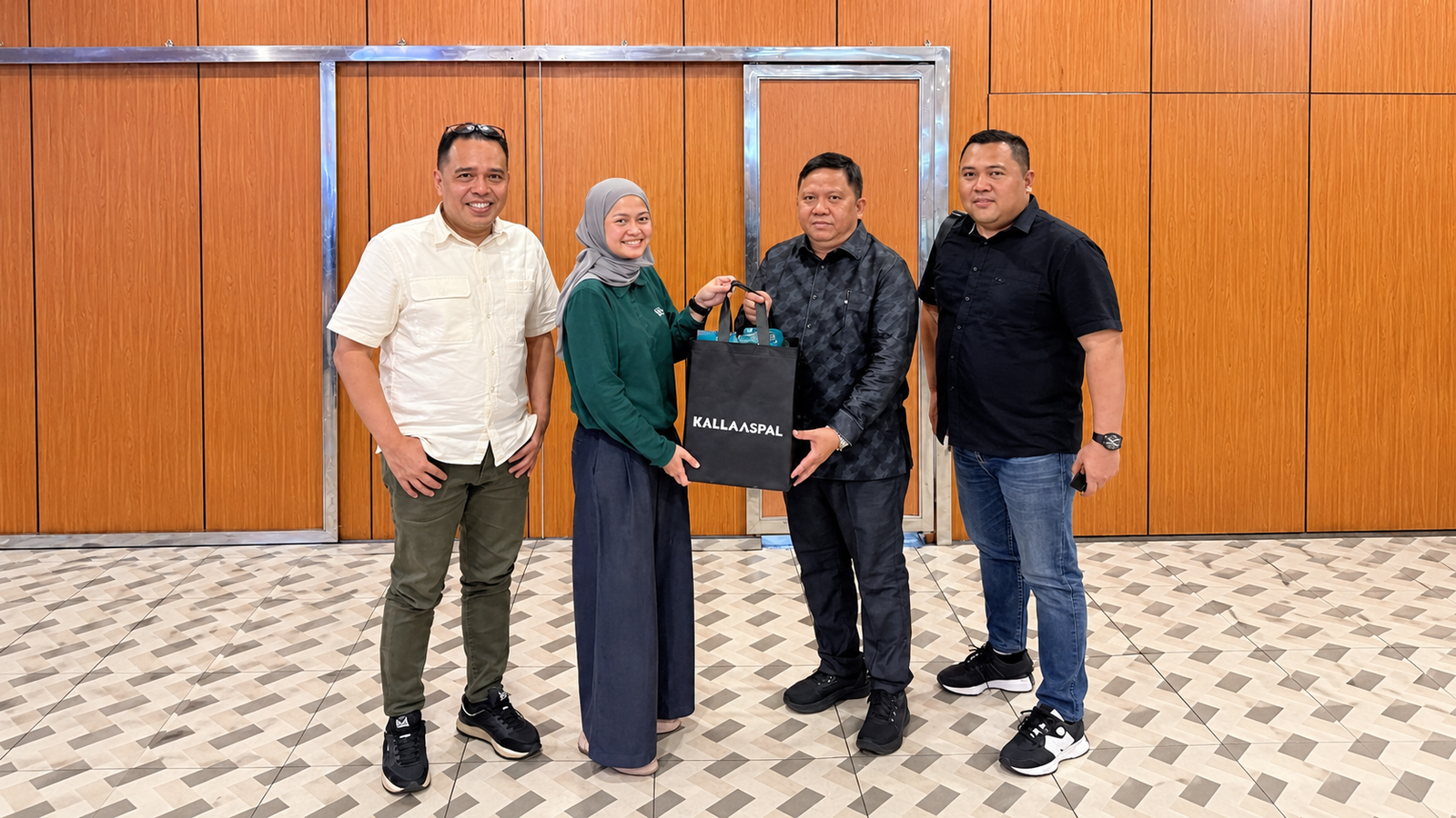 Memperingati Hari Pelanggan Nasional 2026, manajemen Kalla Aspal mengunjungi beberapa pelanggan dan mitra khususnya di kota Manado, Sulawesi Utara, serta kota Banjarmasin, Kalimantan Selatan.