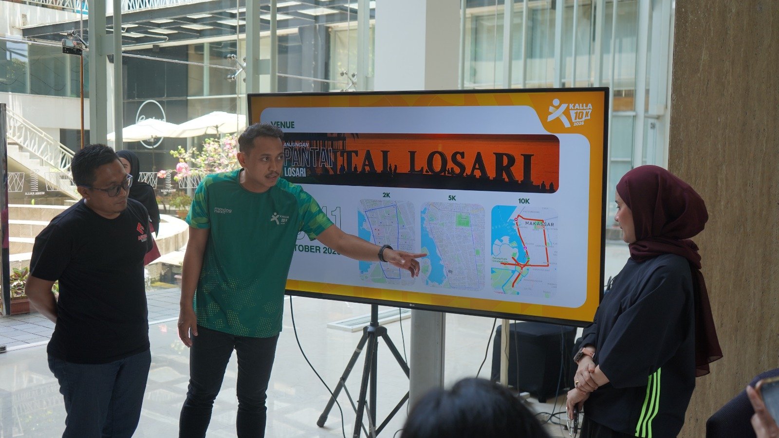 Strategic Marketing & Customer Experience Department Head KALLA, Yessi Reski Mulia, Ketua Panitia Kalla 10K 2026, Imam Asy’ari, dan Race Director Afindo Race ID, Rijal Mukarram memaparkan teknis pelaksanaan Kalla 10K dalam sesi press conference di Wisma Kalla, Rabu (23/9/2026).