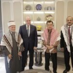 Ketua Palang Merah Indonesia (PMI), Jusuf Kalla (JK), menerima kunjungan kehormatan Grand Imam Masjid Al-Aqsa, Al-Quds, Utusan Khusus dan Penasehat Presiden Palestina Dr. Mahmoud Sudqi Al-Habbash, serta Duta Besar Palestina untuk Indonesia Abdulfattah A.K. Al-Sattari. Pertemuan berlangsung di kediaman Jusuf Kalla, di Jakarta, pada Senin (28/9/2026).