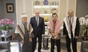 Ketua Palang Merah Indonesia (PMI), Jusuf Kalla (JK), menerima kunjungan kehormatan Grand Imam Masjid Al-Aqsa, Al-Quds, Utusan Khusus dan Penasehat Presiden Palestina Dr. Mahmoud Sudqi Al-Habbash, serta Duta Besar Palestina untuk Indonesia Abdulfattah A.K. Al-Sattari. Pertemuan berlangsung di kediaman Jusuf Kalla, di Jakarta, pada Senin (28/9/2026).