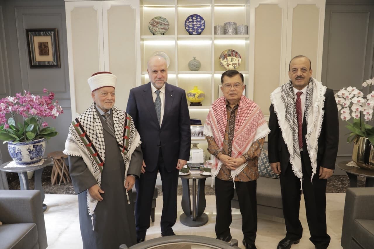 Terima Kunjungan Grand Imam Masjid Al-Aqsa, JK Tegaskan Solidaritas untuk Palestina Ketua Palang Merah Indonesia (PMI), Jusuf Kalla (JK), menerima kunjungan kehormatan Grand Imam Masjid Al-Aqsa, Al-Quds, Utusan Khusus dan Penasehat Presiden Palestina Dr. Mahmoud Sudqi Al-Habbash, serta Duta Besar Palestina untuk Indonesia Abdulfattah A.K. Al-Sattari. Pertemuan berlangsung di kediaman Jusuf Kalla, di Jakarta, pada Senin (28/9/2026).