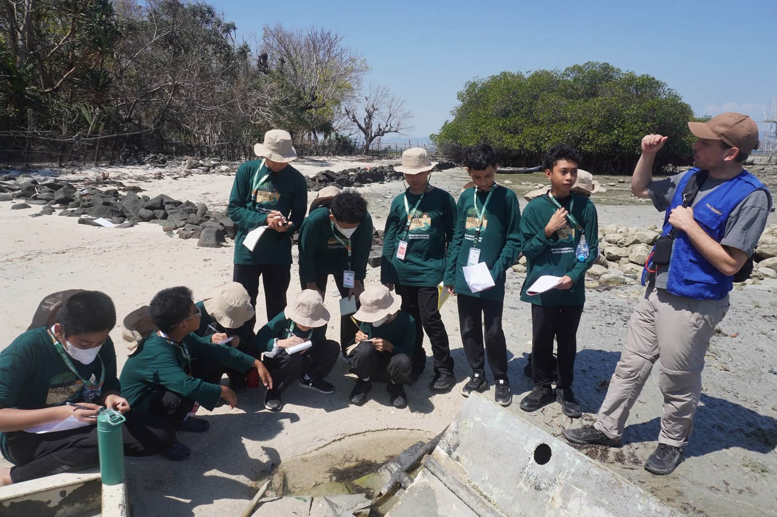 Pemahaman tentang fungsi ekosistem ini diperkenalkan kepada 159 siswa kelas VII SMP Islam Athirah Bukit Baruga melalui field trip sains di Pusat Pendidikan Lingkungan Hidup (PPLH) Puntondo, Kabupaten Takalar.