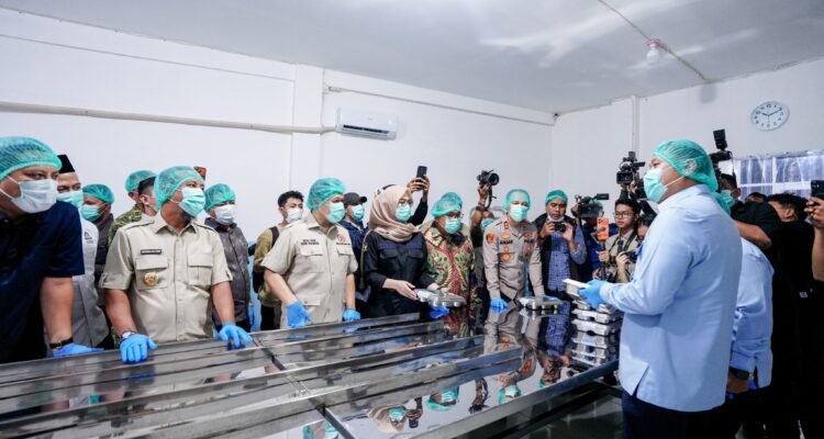 Gubernur Sulawesi Selatan Andi Sudirman Sulaiman mendampingi Kepala Badan Gizi Nasional (BGN) Sudaryono meresmikan Satuan Pelayanan Pemenuhan Gizi (SPPG) untuk wilayah tertinggal, terdepan, dan terluar (3T)