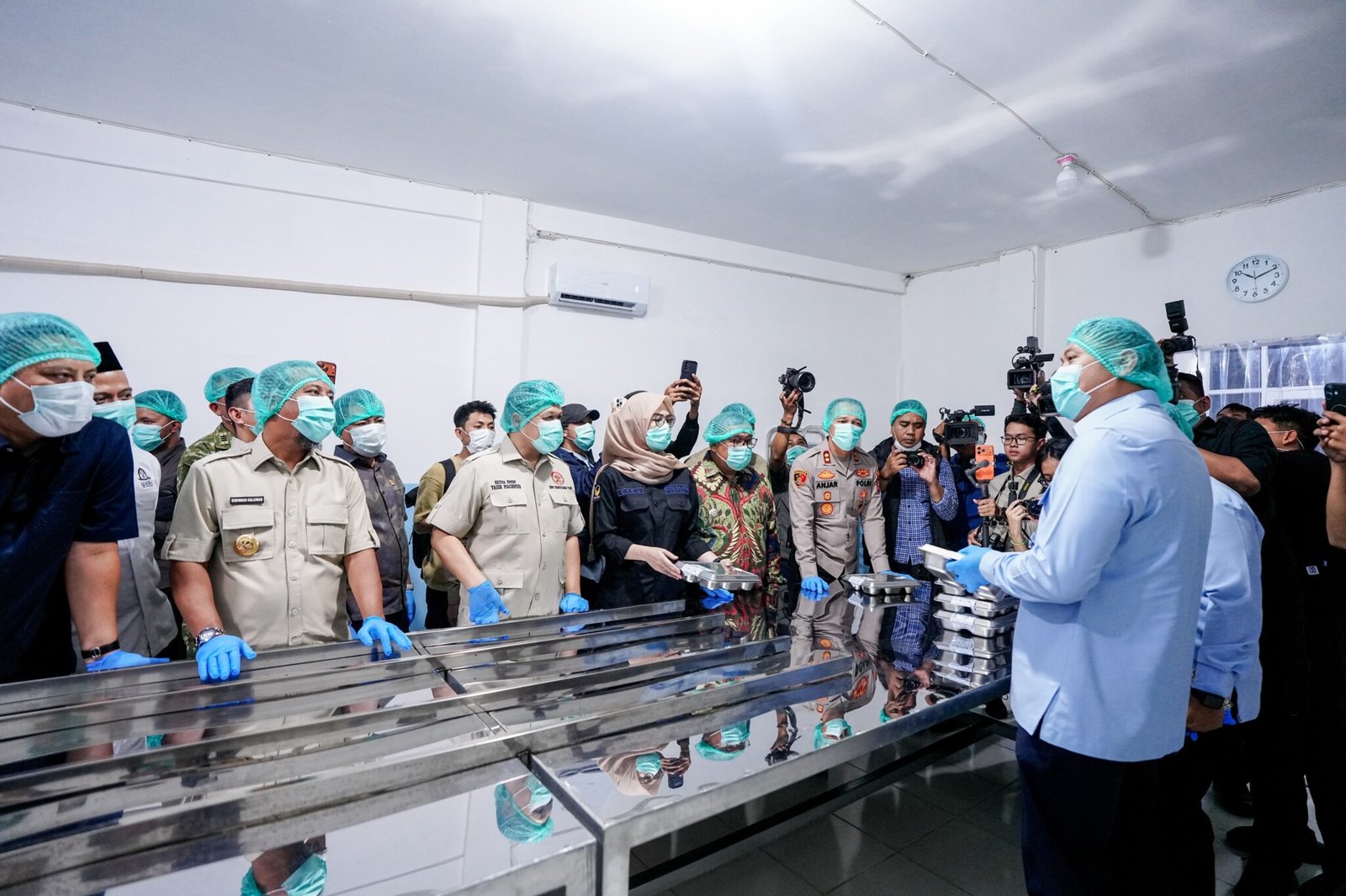 Gubernur Sulawesi Selatan Andi Sudirman Sulaiman mendampingi Kepala Badan Gizi Nasional (BGN) Sudaryono meresmikan Satuan Pelayanan Pemenuhan Gizi (SPPG) untuk wilayah tertinggal, terdepan, dan terluar (3T)
