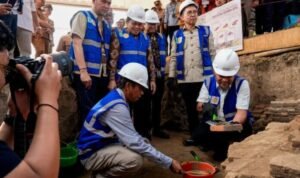 Gubernur Sulsel, Andi Sudirman Sulaiman bersama Menteri Kebudayaan, Fadli Zon saat peletakan batu pertama revitalisasi benteng Somba Opu.