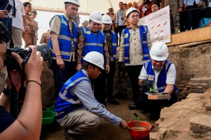 Gubernur Sulsel, Andi Sudirman Sulaiman bersama Menteri Kebudayaan, Fadli Zon saat peletakan batu pertama revitalisasi benteng Somba Opu.