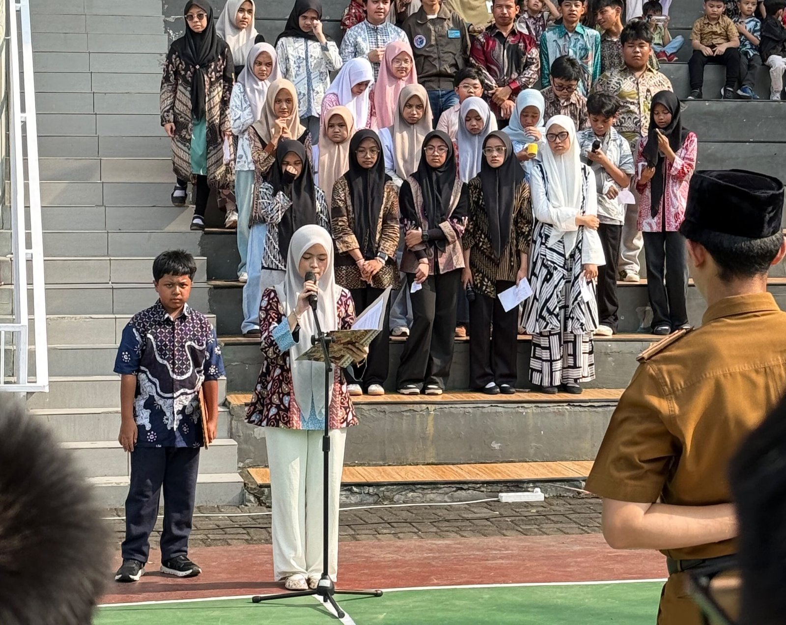 Siswa-siswi Sekolah Islam Athirah (SIA) saat menggelar upacara hari sumpah pemuda