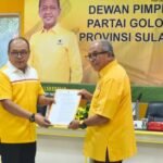 Ketua DPD 1 Golkar Sulsel Ilham Sirajuddin Menyerahkan SK Plt Golkar Makassar kepada Supriansa