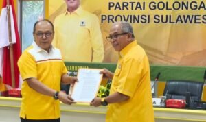 Ketua DPD 1 Golkar Sulsel Ilham Sirajuddin Menyerahkan SK Plt Golkar Makassar kepada Supriansa