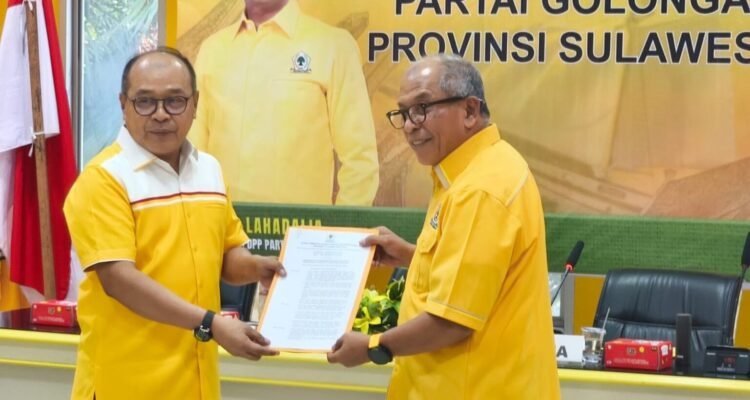 Ketua DPD 1 Golkar Sulsel Ilham Sirajuddin Menyerahkan SK Plt Golkar Makassar kepada Supriansa
