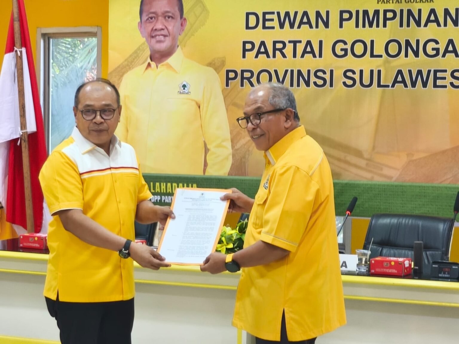 Ketua DPD 1 Golkar Sulsel Ilham Sirajuddin Menyerahkan SK Plt Golkar Makassar kepada Supriansa