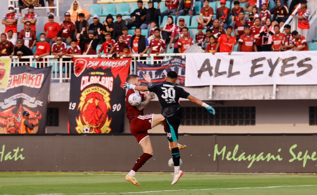 Pemain PSM Makassar Lars saat memperebutkan bola dengan Penjaga Gawang Persebaya Reza Arya pada laga lanjutan SuperLeague di stadion BJ Habibie, Kamis 22 Oktober 2026