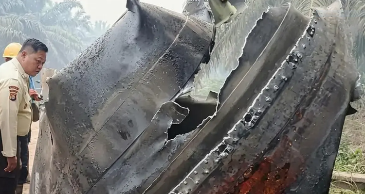 Penemuan benda logam misterius sepanjang sekitar enam meter di perkebunan kelapa sawit PT Agro Bukit, Kabupaten Kotawaringin Timur (Kotim), Kalimantan Tengah, menghebohkan warga pada Senin (19/10/2026) pagi.
