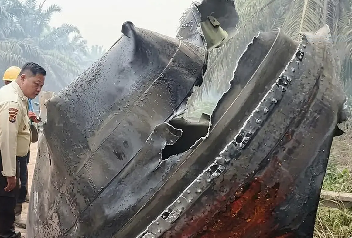 Penemuan Benda misterius Penemuan benda logam misterius sepanjang sekitar enam meter di perkebunan kelapa sawit PT Agro Bukit, Kabupaten Kotawaringin Timur (Kotim), Kalimantan Tengah, menghebohkan warga pada Senin (19/10/2026) pagi.