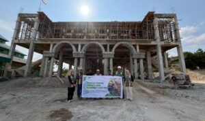 Kalla Beton mendukung pembangunan Masjid Miftahul Firdaus melalui pasokan beton siap pakai (ready mix). Masjid yang berlokasi di Jalan Negara RT 01, Kelurahan Pemaluan, Kecamatan Sepaku, Kabupaten Penajam Paser Utara, Kalimantan Timur