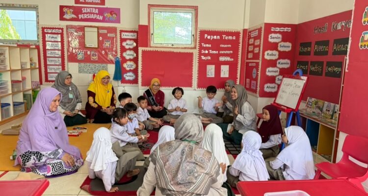 Kunjungan Bunda PAUD sekaligus Ketua TP PKK Kota Tarakan, Sitti Rujiah Khairul, bersama rombongan ke TK Islam Athirah Makassar.