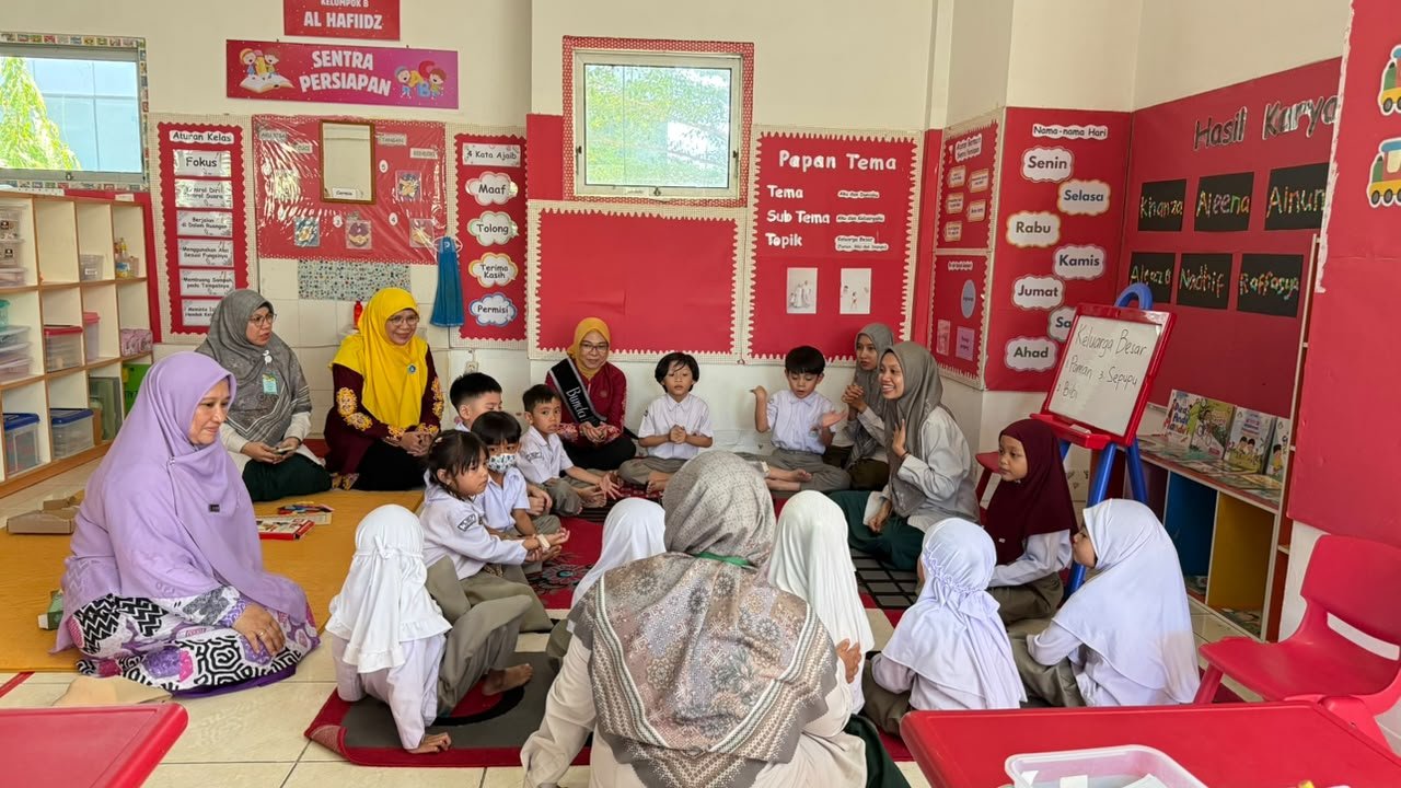Kunjungan Bunda PAUD sekaligus Ketua TP PKK Kota Tarakan, Sitti Rujiah Khairul, bersama rombongan ke TK Islam Athirah Makassar.