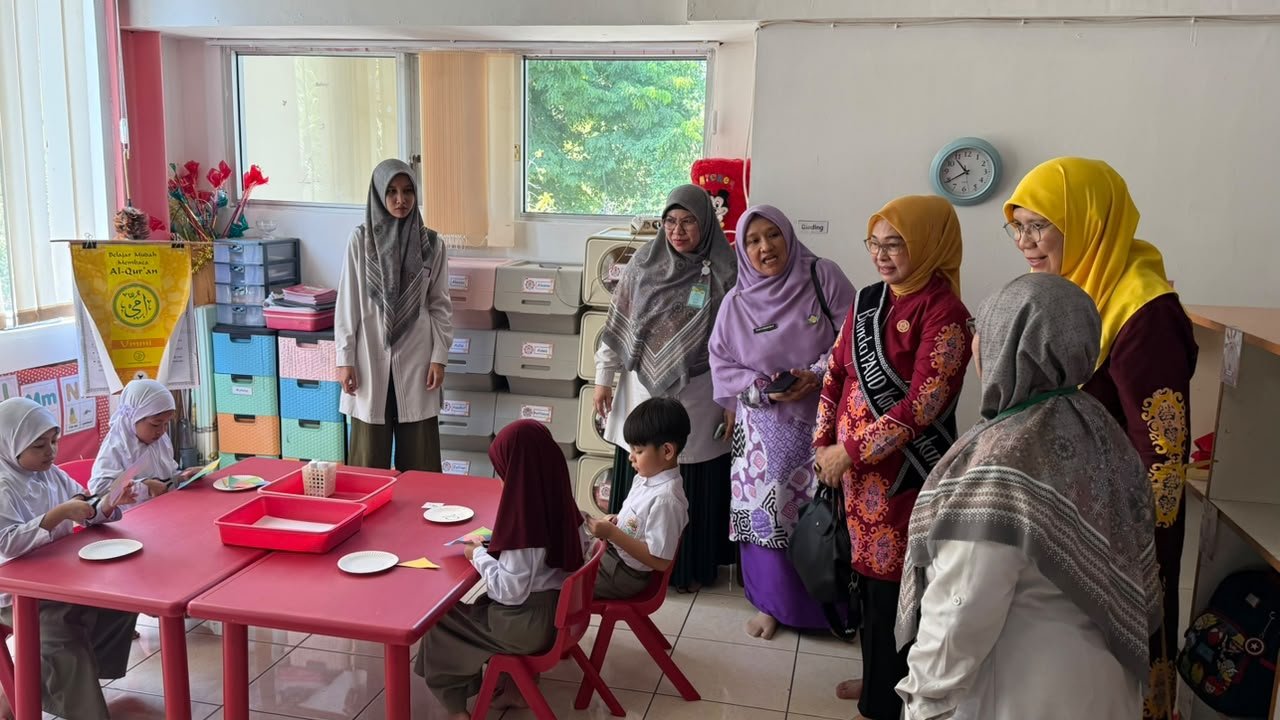 Kunjungan Bunda PAUD sekaligus Ketua TP PKK Kota Tarakan, Sitti Rujiah Khairul, bersama rombongan ke TK Islam Athirah Makassar.