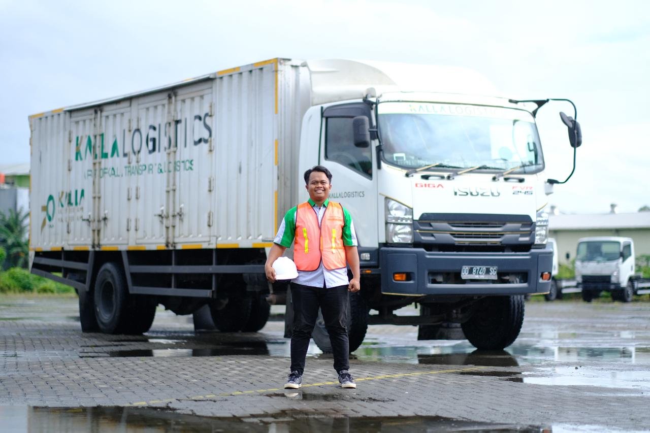 Kalla Transport & Logistics (Kalla Translog) menyediakan Yard Services untuk memudahkan perusahaan menyimpan kendaraan operasional, mulai dari mobil penumpang, truk, hingga alat berat. Berlokasi di Jalan Kima Raya VIII, Daya, Makassar, fasilitas ini menawarkan area penyimpanan seluas 10.000–20.000 m² dengan pilihan periode sewa sesuai kebutuhan bisnis.