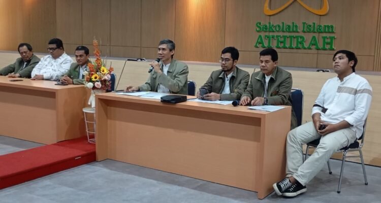 Direktur Sekolah Islam Athirah, Syamril, ST., M.Pd., dalam konferensi pers di Makassar, Jumat (9/10/2026).