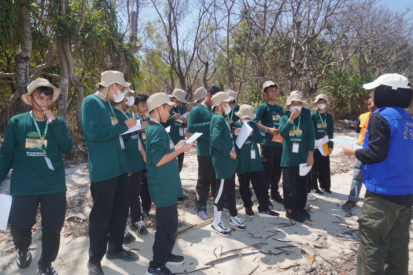 Pemahaman tentang fungsi ekosistem ini diperkenalkan kepada 159 siswa kelas VII SMP Islam Athirah Bukit Baruga melalui field trip sains di Pusat Pendidikan Lingkungan Hidup (PPLH) Puntondo, Kabupaten Takalar.